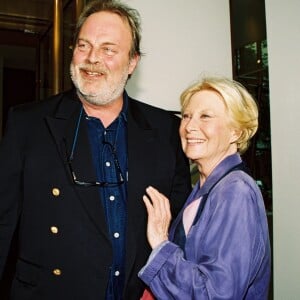 Et avec qui elle a épousé le meme homme, William Marshall ?
Michèle Morgan et son fils Mike Marshall lors du vernissage de l'exposition des toiles de Michèle Morgan à la Galerie Kosky à Paris, le 10 mai 1999.