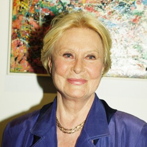 Michèle Morgan lors du vernissage de l'exposition des toiles de Michèle Morgan à la Galerie Kosky à Paris, le 10 mai 1999.