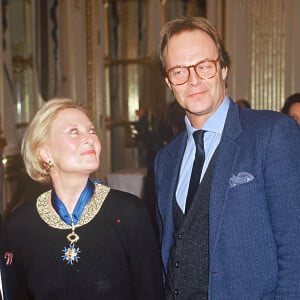 Mike Marshall avec sa mère Michèle Morgan lorsqu'elle reçoit la Médaille de l'ordre national du mérite