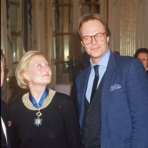 Mike Marshall avec sa mère Michèle Morgan lorsqu'elle reçoit la Médaille de l'ordre national du mérite