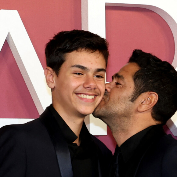 Jamel Debbouze et son fils Léon - Photocall des lauréats (press room) lors de la 49ème édition de la cérémonie des César à l’Olympia à Paris le 23 février 2024 © Dominique Jacovides / Olivier Borde / Bestimage