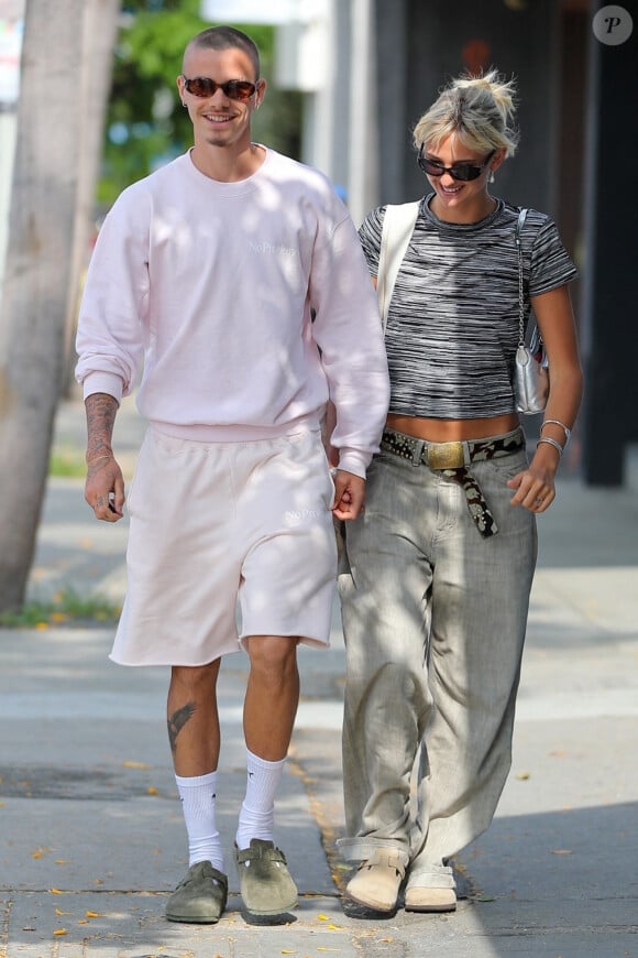 Info - Romeo BBeckham se sépare de sa compagne Mia Regan - Exclusif - Romeo Beckham et sa compagne Mia Regan font du shopping à West Hollywood le 9 juin 2023.