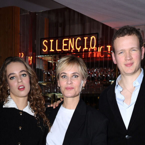 Semi-Exclusif - Judith Godreche et ses enfants Tess Barthelemy et Noe Boon - Première du film "Icon of the french cinema" au Silencio à Paris. Le 8 décembre 2023 © Denis Guignebourg / Bestimage