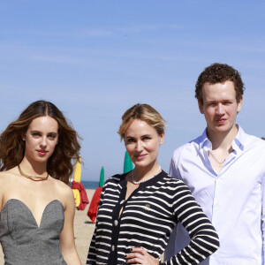 Judith Godrèche entourée de ses enfants Tess Barthélemy et Noé Boon - Photocall de la série "Icon of French Cinema" sur la plage de Deauville lors du 49ème Festival du Cinema Americain de Deauville, France, le 3 septembre 2023. © Christophe Aubert/Bestimage