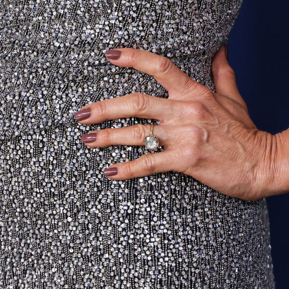En effet, ses bijoux ont choqué. 
Jennifer Aniston - 30th Annual Screen Actors Guild Awards, Los Angeles.