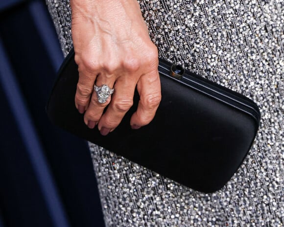 Et notamment une immense bague en diamants. 
Jennifer Aniston - 30th Annual Screen Actors Guild Awards, Los Angeles.