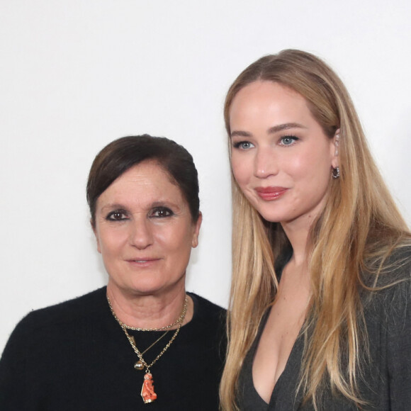 Maria Grazia Chiuri et Jennifer Lawrence posent backstage à la suite du Défilé de Mode Dior, Prêt-à-porter Automne / Hiver 2024-2025 dans le cadre de la Fashion Week de Paris, France, le 27 Fevrier 2024. © Bertrand Rindoff / Bestimage 