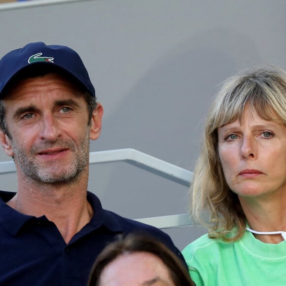 Karin Viard et son compagnon Manuel Herrero dans les tribunes des Internationaux de France de Roland Garros à Paris le 11 juin 2021. © Dominique Jacovides / Bestimage