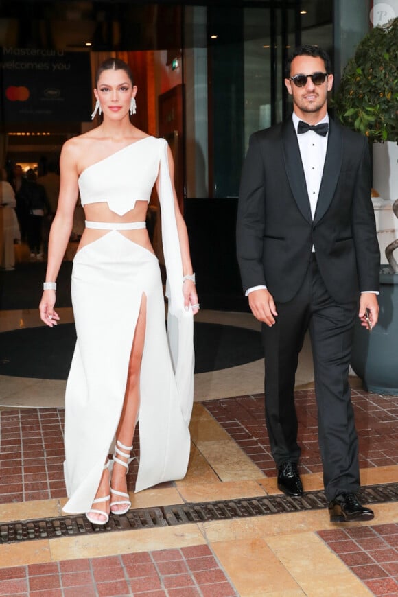 Iris Mittenaere et son compagnon Diego El Glaoui à la sortie de l'hôtel Barrière "Le Majestic" lors du 76ème Festival International du Film de Cannes, France, le 17 mai 2023.