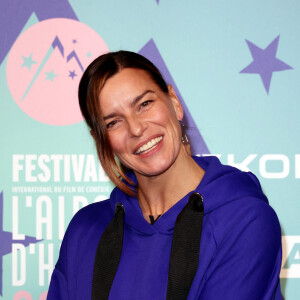 Elle a aussi décidé de faire un tatouage commun avec Christophe Licata représentant un poisson dans une coupe de champagne et accompagné de l'inscription "Sugar baby" sur sa cheville.
Fauve Hautot au photocall du 27éme Festival International du Film de Comédie de l'Alpe d'Huez, France, le 19 janvier 2024. © Dominique Jacovides/Bestimage 