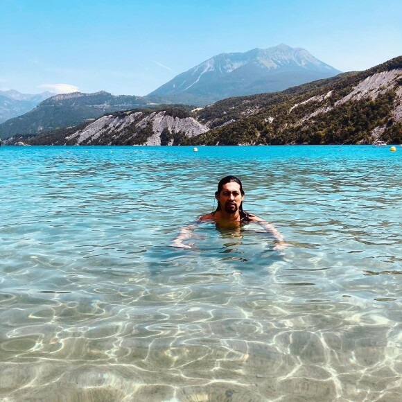 En maillot de bain, le fils de Serge Gainsbourg et de Bambou profite de l'eau cristalline en faisant une brillante démonstration de planche.
Lulu Gainsbourg, Instagram