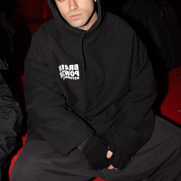 guest au défilé Vetements mode femme automne / hiver 2024-2025 lors de la Fashion Week de Paris (PFW), au Pavillon Cambon , France, le 1er Mars 2024. © Jérémy Melloul/Bestimage 