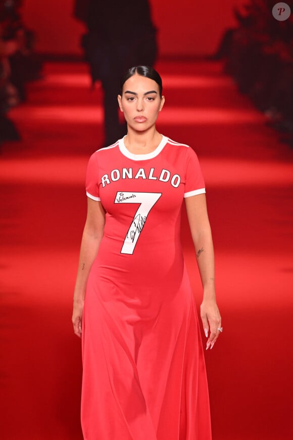 Georgina Rodriguez a rendu hommage à son petit ami footballeur Cristiano Ronaldo lors du défilé Womenswear Automne/Hiver 2024-202
Georgina Rodriguez au défilé Vetements mode femme automne / hiver lors de la Fashion Week de Paris (PFW), au Pavillon Cambon