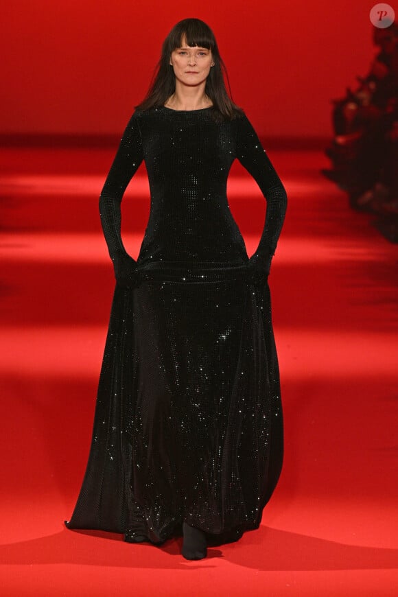Carmen Kass au défilé Vetements mode femme automne / hiver 2024-2025 lors de la Fashion Week de Paris (PFW), au pavillon Cambon, à Paris, France, le 1er Mars 2024. 