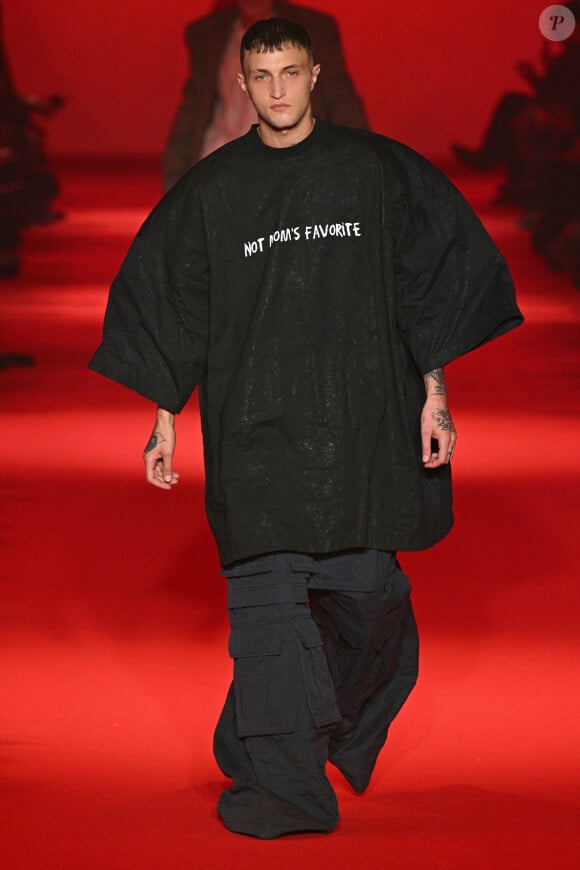 Anwar Hadid au défilé Vetements mode femme automne / hiver 2024-2025 lors de la Fashion Week de Paris (PFW), au pavillon Cambon, à Paris, France, le 1er Mars 2024. 