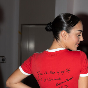 "Pour l'amour de ma vie" était également inscrit sur le dos de sa robe, des mots écrits de la main du célèbre footballeur. 
Georgina Rodrigez au défilé Vetements mode femme automne / hiver 2024-2025 lors de la Fashion Week de Paris (PFW), au Pavillon Cambon , France, le 1er Mars 2024. © Jérémy Melloul/Bestimage 