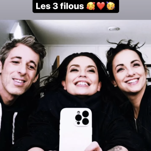 Positionnée au milieu, elle se charge de prendre la photo, tout sourire tandis que Michaël Goldman d'un côté et Malika Benjelloun de l'autre l'entourent.
Lucie Bernardoni, Malika Benjelloun et Michaël Goldman heureux de se retrouver. Instagram