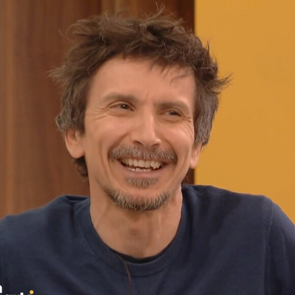 Arnaud Tsamère sur le plateau d'"En Aparté" pour évoquer sa vie privée et ses projets. (Capture d'écran)