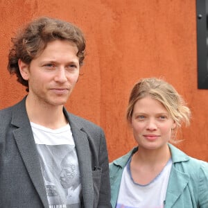 Le chanteur Raphaël et sa compagne Mélanie Thierry - People au village des Internationaux de France de tennis de Roland Garros à Paris le 2 juin 2014. 