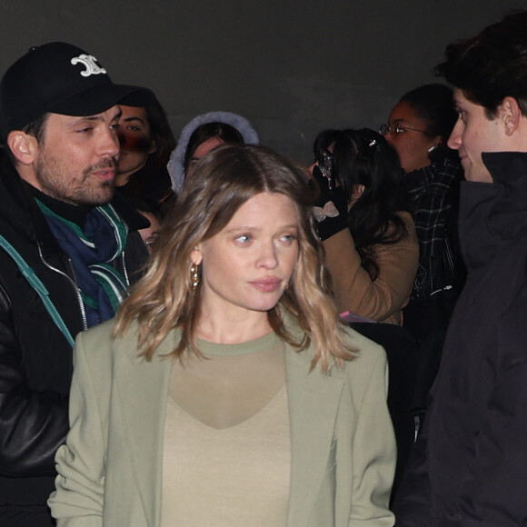 Mélanie Thierry (enceinte) - Arrivées des personnalités au défilé AMI collection homme automne/hiver 2024/2025 lors de la fashion week à Paris (PFW) le 18 janvier 2024. © Denis Guignebourg / Bestimage 