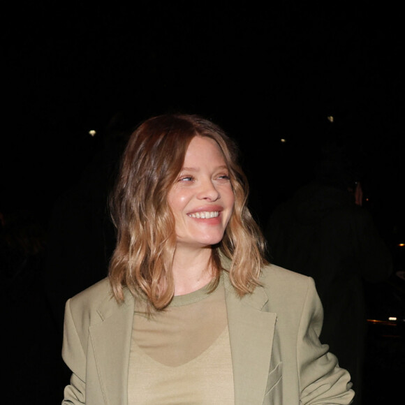 Mélanie Thierry (enceinte) - Arrivées des personnalités au défilé AMI collection homme automne/hiver 2024/2025 lors de la fashion week à Paris (PFW) le 18 janvier 2024. © Denis Guignebourg / Bestimage 