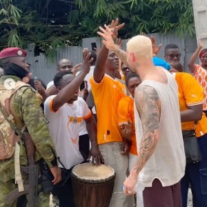 Pour rappel, le chanteur s'est récemment envolé à Abidjan, en Côte d'Ivoire, pour assister à l'inauguration de la Nouvelle Case des Enfants.