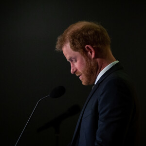 Le prince Harry, duc de Sussex, prend la parole lors du dîner des Invictus Games « à un an du début » à Vancouver le 16 février 2024 © Ethan Cairns/The Canadian Press via ZUMA Press/Bestimage