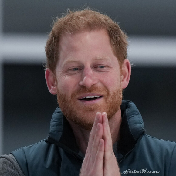 Le prince Harry, duc de Sussex, regardant un tir lors d'un camp d'entraînement de curling en fauteuil roulant aux Invictus Games à Vancouver, le 16 février 2024. © Darryl Dyck/The Canadian Press/ZUMA Press/Bestimage