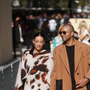 Alizé Lim et son compagnon Tony Parker - Sorties du défilé de mode printemps-été 2024 "Stella McCartney" lors de la fashion week de Paris. Le 2 octobre 2023 © Christophe Clovis / Bestimage