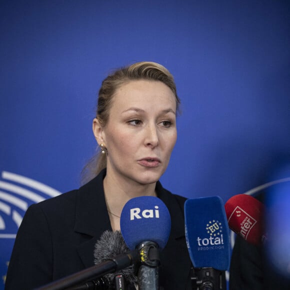 La vice-présidente exécutive du parti d'extrême droite français "Reconquete", liste du parti pour les élections européennes, Marion Maréchal , Nicola Procaccini, co-président du groupe ECR, député européen Fratelli d’Italia. Et le vice-président exécutif de "Reconquete" Nicolas Bay participent à une conférence de presse au Parlement européen à Strasbourg, le 07 février 2024. © Elyxandro Cegarra/Panoramic/Bestimage