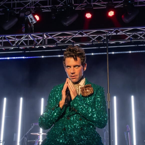 En effet, le chanteur a posté un message sur ses réseaux sociaux pour faire savoir qu'il était grippé et qu'il devait se reposer quelques jours sur avis de son médecin. 
Mika - Le chanteur Mika sur scène lors d'un concert au Marostica Summer Festival à Marostica, en Italie.