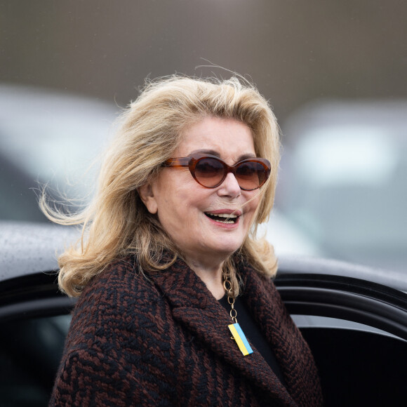 Une journée historique qui a donné lieu à une cérémonie publique organisée place Vendôme.
Catherine Deneuve - Les célébrités arrivent au défilé Loewe au château de de Vincennes lors de la mode femme automne / hiver 2024-2025 lors de la Fashion Week de Paris (PFW), le 1er mars 2024. 