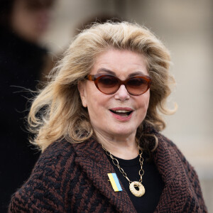 Remarquée lors de cet événement qui a eu lieu lors de la Journée internationale des droits des femmes, Catherine Deneuve en a profité pour moucher une journaliste
Catherine Deneuve - Les célébrités arrivent au défilé Loewe au château de de Vincennes lors de la mode femme automne / hiver 2024-2025 lors de la Fashion Week de Paris (PFW), le 1er mars 2024. 