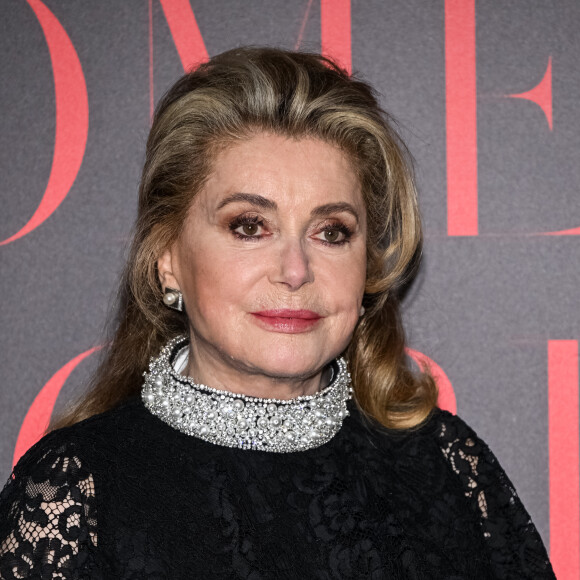 Catherine Deneuve au photocall de la soirée de gala "Women Stories by Vanity Fair" à l'Eden Roc lors du 76ème Festival International du Film de Cannes, le 18 mai 2023.
