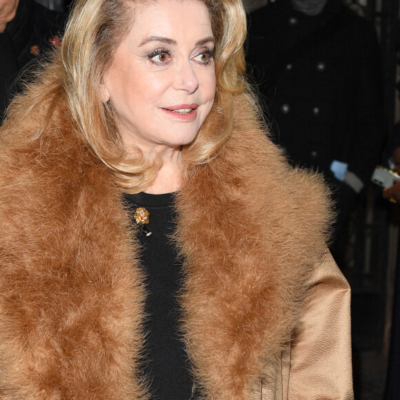 Catherine Deneuve arrive au défilé de mode Haute-Couture Jean-Paul Gaultier, au siège parisien du couturier, lors de la Fashion Week Printemps-été 2023 de Paris. Le 25 janvier 2023. 
