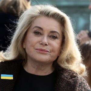 Catherine Deneuve - Le président français lors de la cérémonie publique de scellement de la loi constitutionnelle du 8 mars 2024 portant sur la liberté de recourir à l’interruption volontaire de grossesse (IVG), au ministère de la Justice, place Vendôme, à Paris, France, le 8 mars 2024. © Stéphane Lemouton/Bestimage  French President Emmanuel Macron during a ceremony to seal the right to abortion in the Constitution as part of the 2024 international Women's Day in Paris, France, on March 8, 2024. 