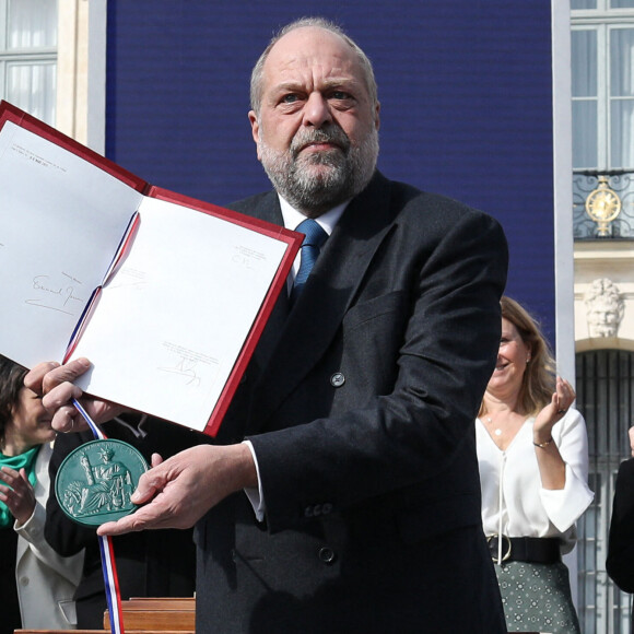 Le président de la République française, Emmanuel Macron et Éric Dupond-Moretti, garde des Sceaux, ministre de la Justice lors de la cérémonie publique de scellement de la loi constitutionnelle du 8 mars 2024 portant sur la liberté de recourir à l'interruption volontaire de grossesse (IVG), au ministère de la Justice, place Vendôme, à Paris, France, le 8 mars 2024. © Stéphane Lemouton/Bestimage 