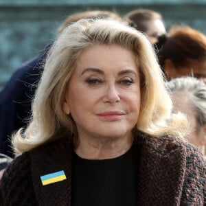 Catherine Deneuve - Le président français lors de la cérémonie publique de scellement de la loi constitutionnelle du 8 mars 2024 portant sur la liberté de recourir à l’interruption volontaire de grossesse (IVG), au ministère de la Justice, place Vendôme, à Paris, France, le 8 mars 2024. © Stéphane Lemouton/Bestimage  French President Emmanuel Macron during a ceremony to seal the right to abortion in the Constitution as part of the 2024 international Women's Day in Paris, France, on March 8, 2024. 