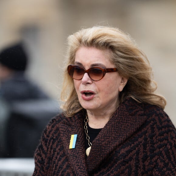 Catherine Deneuve - Les célébrités arrivent au défilé Loewe au château de de Vincennes lors de la mode femme automne / hiver 2024-2025 lors de la Fashion Week de Paris (PFW), le 1er mars 2024.  Celebrities arrive at the Loewe fashion show at Esplanade Saint Louis during Fall/Winter 2024-2025 women's fashion during Paris Fashion Week (PFW), March 1, 2024. 