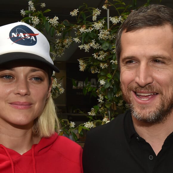 Le cinéaste a aussi expliqué qu'il n'avait jamais fait exproprier une dame à Lacanau
Guillaume Canet et sa compagne Marion Cotillard au village lors des internationaux de France à Roland Garros le 10 juin 2018. © Veeren / Bestimage 