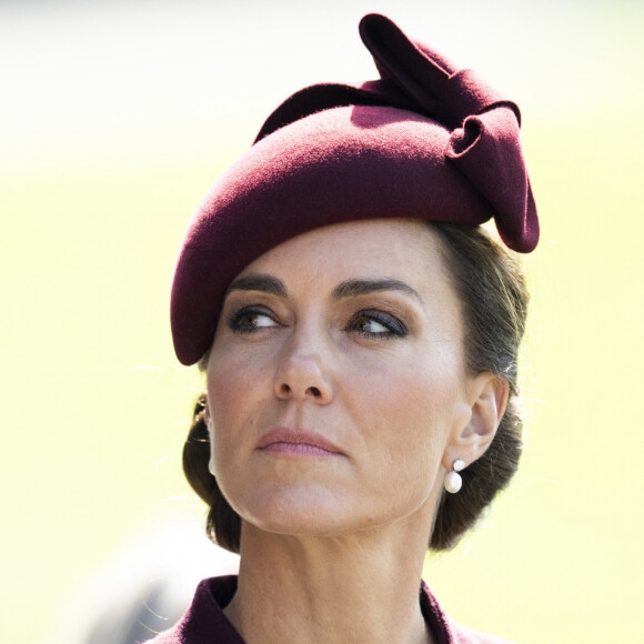 Kate Middleton serait "attristée" par les rumeurs autour de sa santé.
Le prince William, prince de Galles, et Catherine (Kate) Middleton, princesse de Galles assistent à un service religieux marquant le premier anniversaire de la mort de la reine Elizabeth II à la cathédrale St Davids à Haverfordwest dans le Pembrokeshire, pays de Galles, Royaume Uni. 