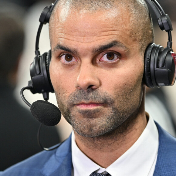 "Je ne veux pas le blâmer... avec Tony Parker. Tony Parker, tu as marché dans la cage avec tes chaussures !", lance Cédric Doumbè
 
Tony Parker (asvel) - People assistent au match de basket de la 10ème journée d'Euroligue "LDLC Asvel - Bayern Munich (100-101)" à Lyon le 23 novembre 2023.