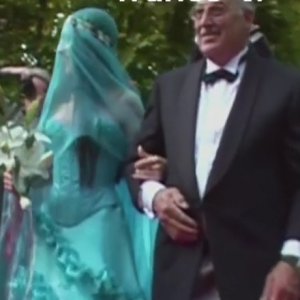 Sur ces images, Azucena arrive au bras de son père, dans une robe un peu rock turquoise, le visage orné d'un long voile de la même couleur.
Rares images du mariage de Florent Pagny et sa femme Azucena, dans le documentaire "Florent raconte Pagny", sur France 3 le 15 mars 2024.