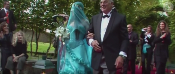 Sur ces images, Azucena arrive au bras de son père, dans une robe un peu rock turquoise, le visage orné d'un long voile de la même couleur.
Rares images du mariage de Florent Pagny et sa femme Azucena, dans le documentaire "Florent raconte Pagny", sur France 3 le 15 mars 2024.