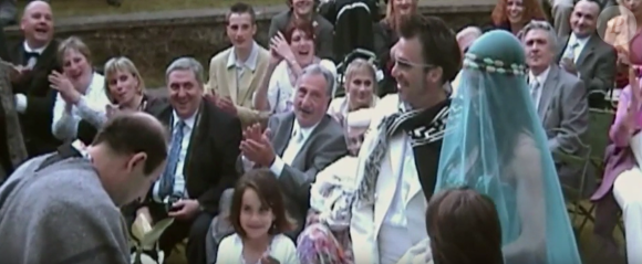 De son côté, Florent Pagny est en costume blanc, poncho noir et blanc et lunettes de soleil.
Rares images du mariage de Florent Pagny et sa femme Azucena, dans le documentaire "Florent raconte Pagny", sur France 3 le 15 mars 2024.
