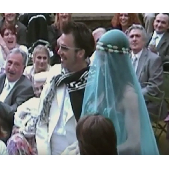 De son côté, Florent Pagny est en costume blanc, poncho noir et blanc et lunettes de soleil.
Rares images du mariage de Florent Pagny et sa femme Azucena, dans le documentaire "Florent raconte Pagny", sur France 3 le 15 mars 2024.