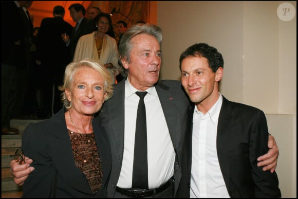 Véronique de Villèle, Alain Delon et Marc-Olivier Fogiel - 2e Gala de l'IFRAD au Palais de Chaillot.