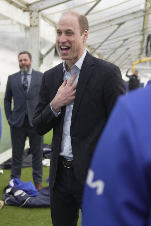 En visite avec des jeunes, il a fait référence aux "talents d'artistes de sa femme". 
Le prince William, prince de Galles visite le terrain de cricket Kia Oval à Londres, le 8 mars 2024. 