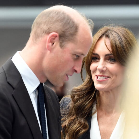 Qui n'est toujours pas réapparue à ses côtés en 2024 ! 
Le prince William, prince de Galles, et Catherine (Kate) Middleton, princesse de Galles, lors d'une visite au lycée Fitzalan de Cardiff, le 3 octobre 2023. Le couple princier est venu pour en apprendre davantage sur les cours professionnels proposés par l'école. 