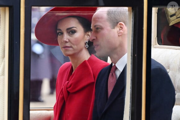 Le prince William a tenté une petite blague sur les scandales autour de sa femme.
Le prince William, prince de Galles, et Catherine (Kate) Middleton, princesse de Galles - Cérémonie de bienvenue du président de la Corée du Sud et de sa femme à Horse Guards Parade à Londres.